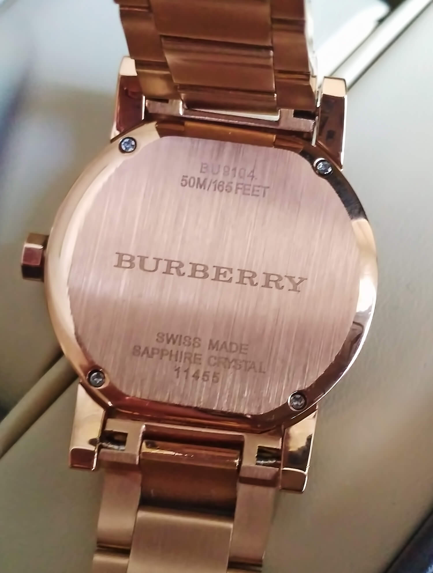 Тыльная сторона корпуса реплики часов Burberry City Unisex Watch