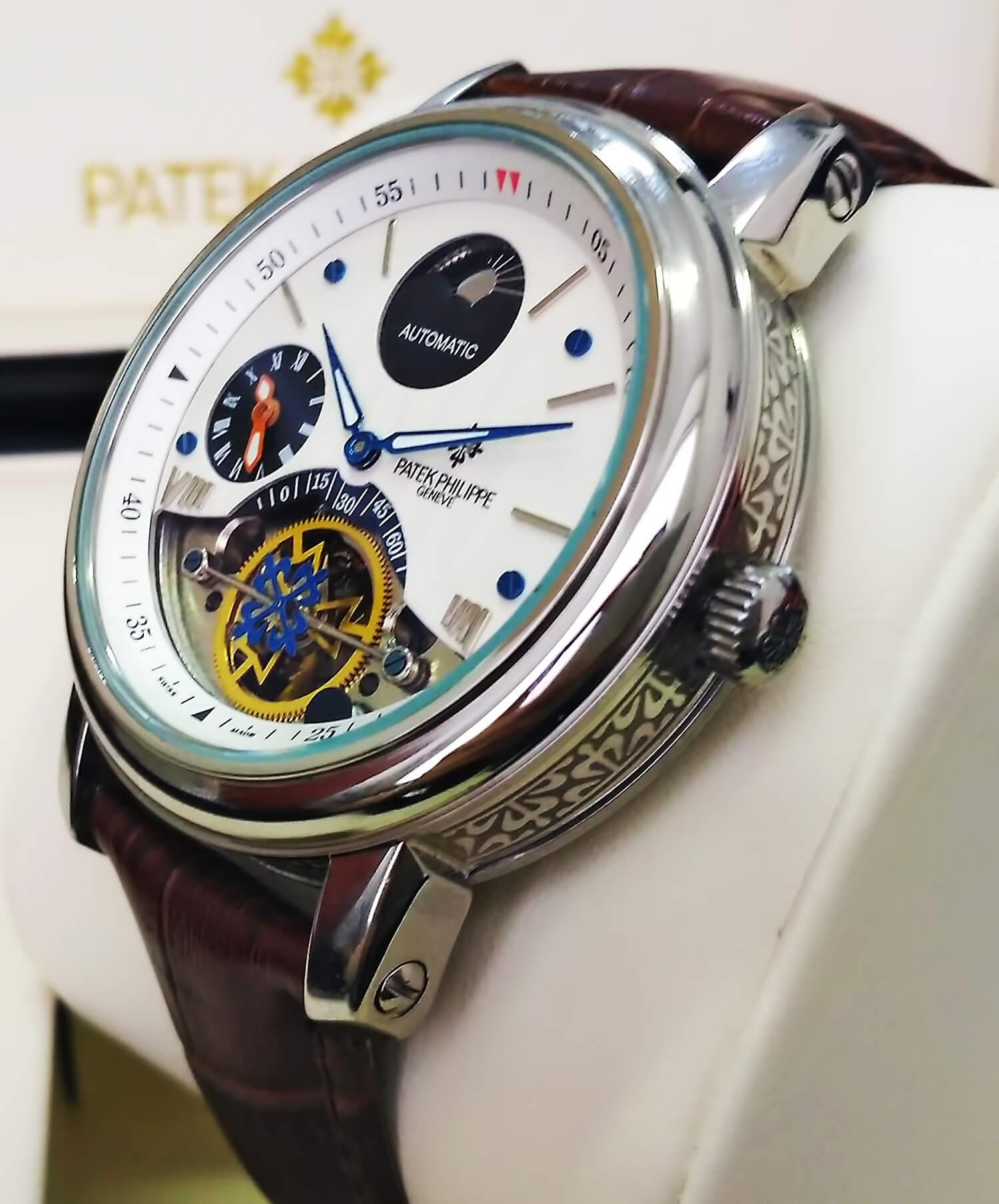 Боковая поверхность часов покрыта гравировкой в виде ордена Калатравы, являющегося логотипом бренда Патек Филипп