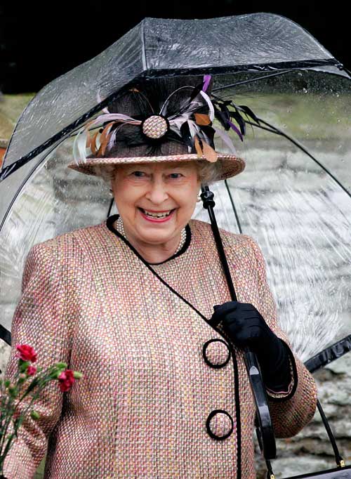 Прозрачные зонты ввела в моду королева Великобритании Елизавета II