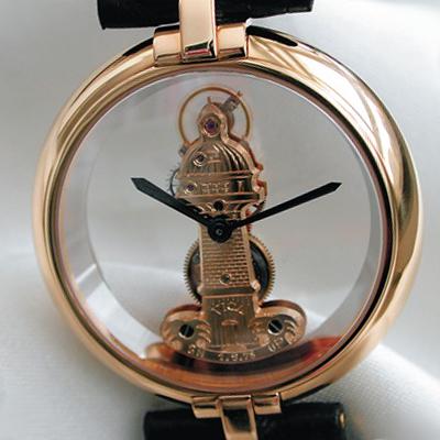 Часы Корум Винсента Калабрезе, в которых калибр в виде «багета» размещен на узкой планке в корпусе часов
