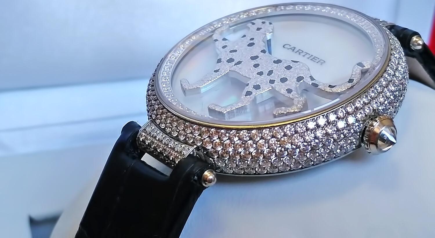 Заводная головка реплики часов Cartier PROMENADE D'UNE PANTHÈRE оформлена прозрачным фианитом