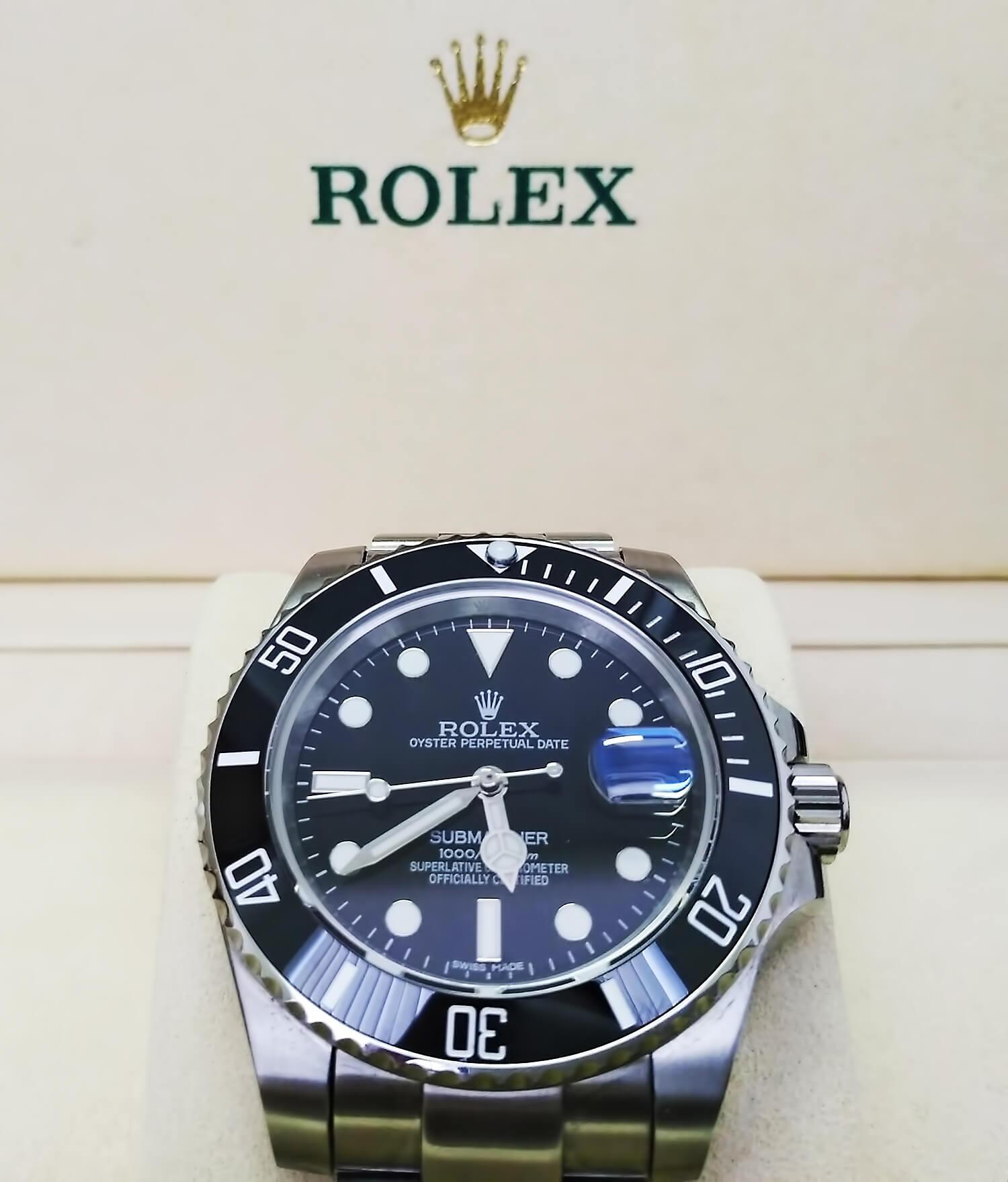 Rolex Submariner Date отличается от Rolex Submariner наличием окошком даты под циклопической линзой
