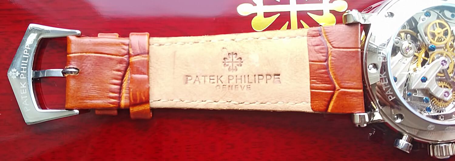 Копия часов Патек Филипп оснащена кожаным ремешком, который фиксируется на запястье классической застежкой