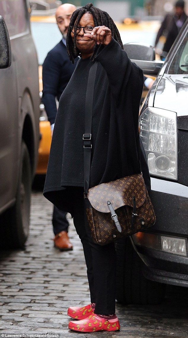 Вупи Голдберг с сумкой-портфелем от Louis Vuitton