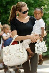 Анджелина Джоли с сумкой от Валентино