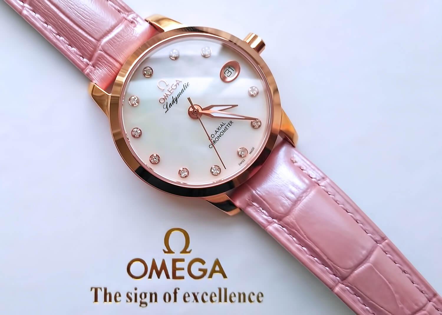 Идеально круглый корпус часов Омега изготовлен из часовой стали марки 316L и покрыт IPG-напылением цвета "розовое золото"