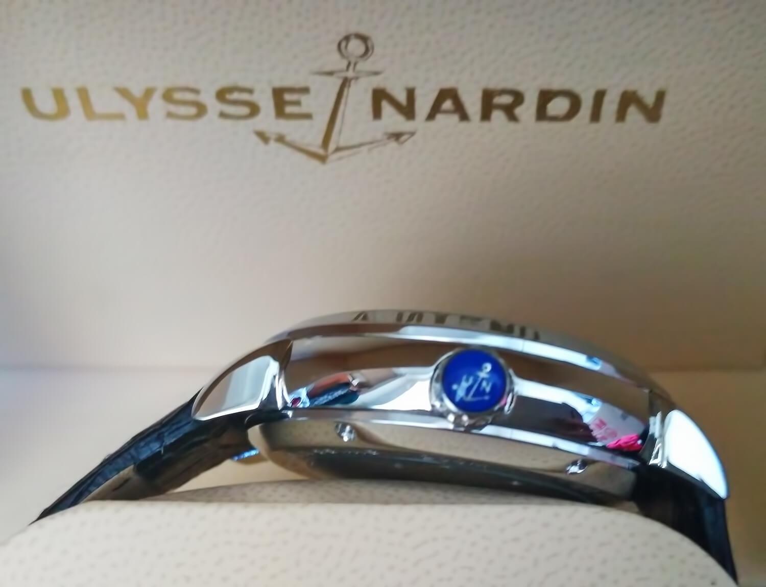 Логотип бренда Улисс Нардан нанесен на заводную головку часов