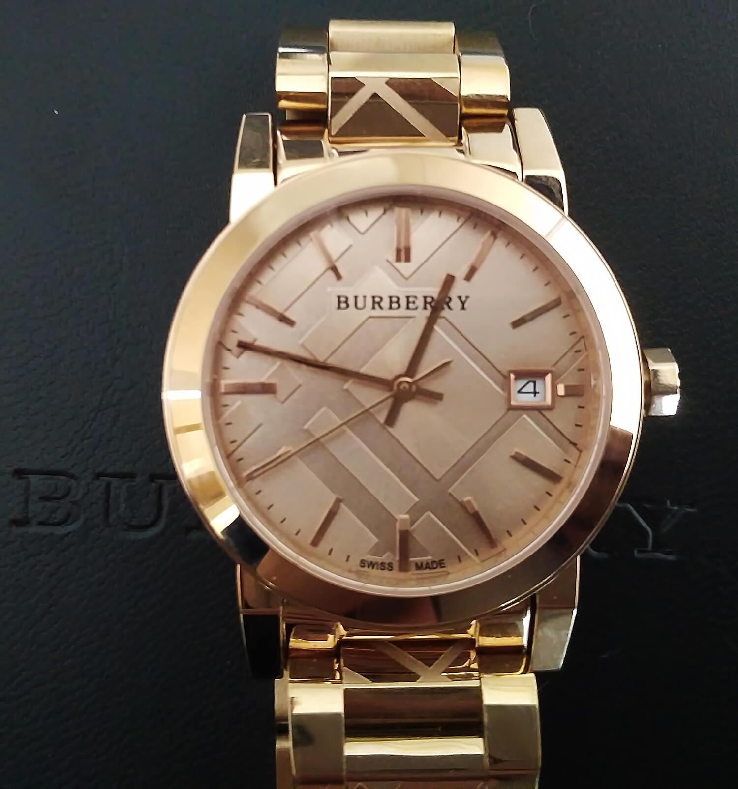 Циферблат часов Burberry City Unisex Watch оформлен в лаконично-элегантном стиле и декорирован геометрическим рисунком