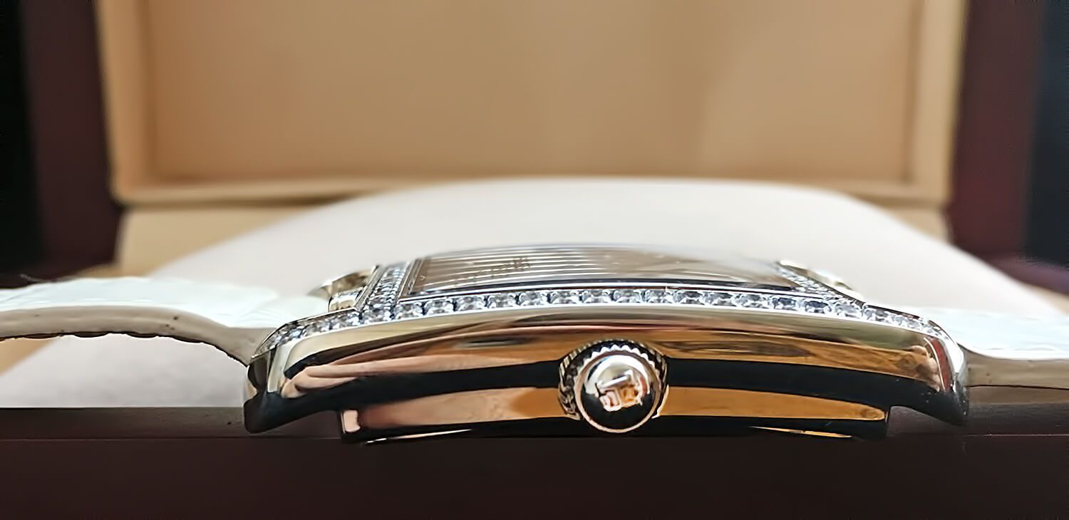 Литера Н на заводной головке копии Hermes Cape Cod Watch - одна из примет корпоративного стиля