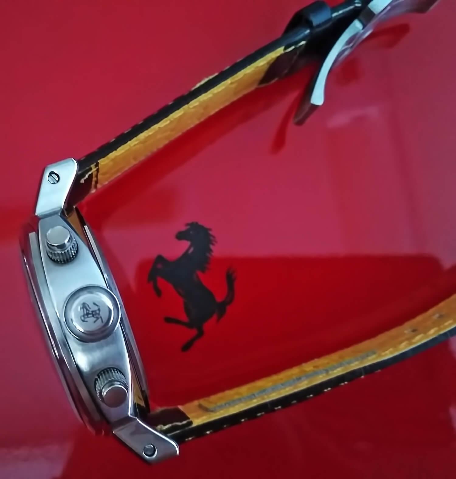 На заводной головке реплики часов Ферари нанесен логотип - скачущая лошадь