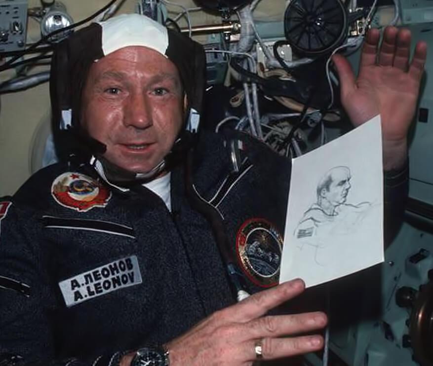 Космонавт Алексей Леонов, первым вышедший в открытый космос