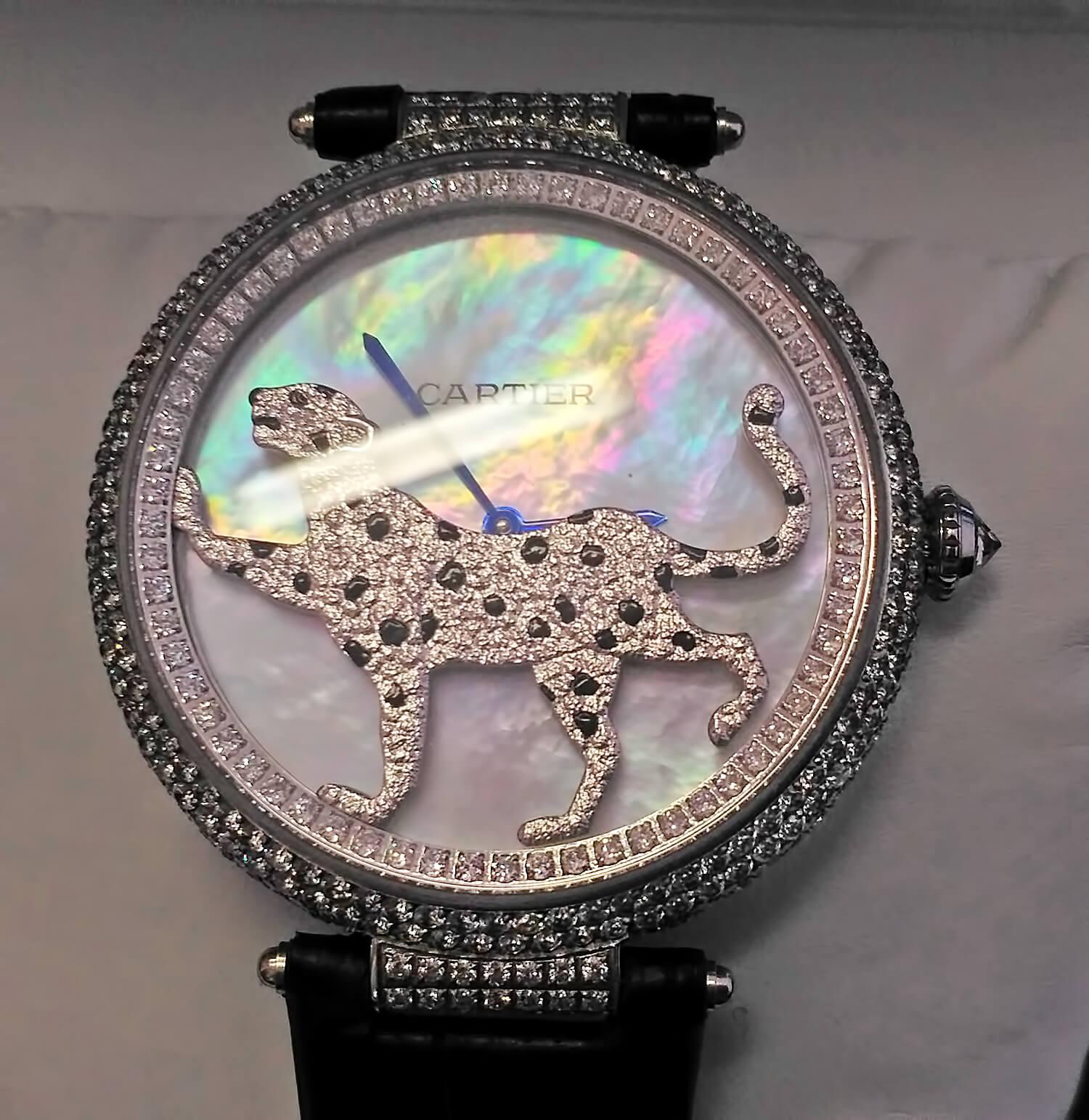 Циферблат часов Cartier PROMENADE D'UNE PANTHÈRE декорирован перламутром