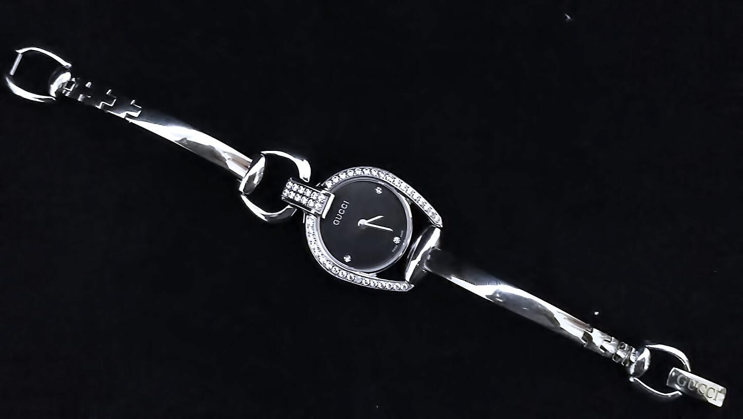 Женские часы Gucci Ladies Horsebit оснащены дизайнерским браслетом