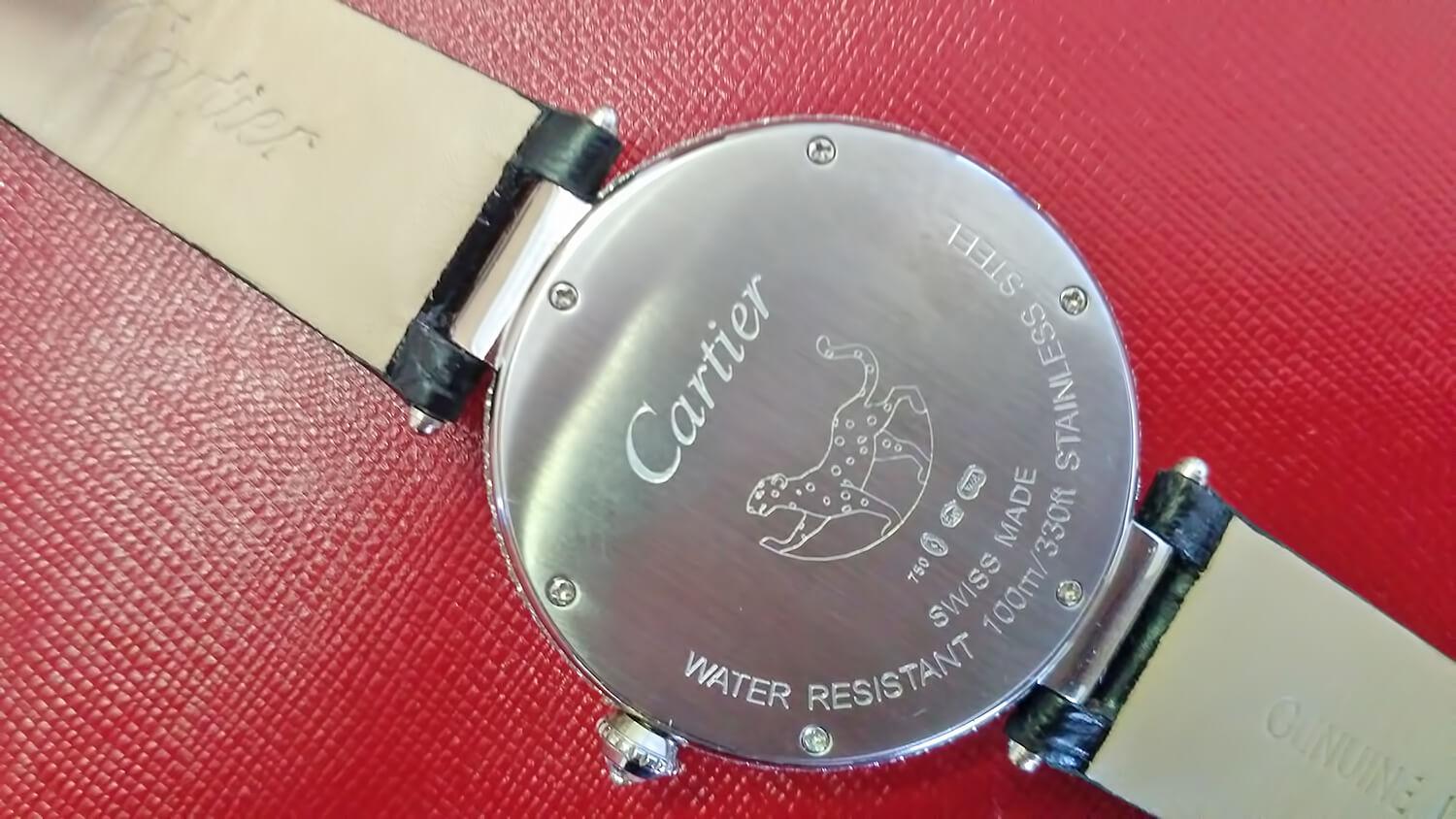 Оборотная сторона часов Cartier PROMENADE D'UNE PANTHÈRE содержит все соответствующие оригиналу гравировки